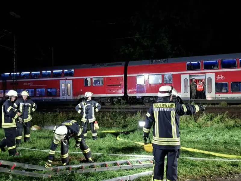 Zug evakuiert in Apen - Baum fällt auf Oberleitung