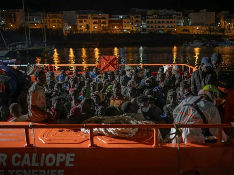 Mehr als 300 Migranten erreichen Hafen auf El Hierro