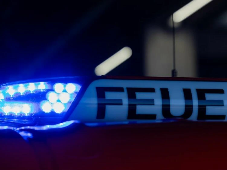 Feuerwehr bei Einsatz an Autohaus in Leverkusen