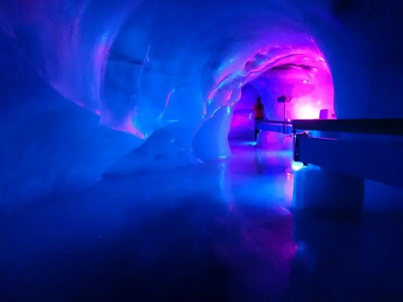 Illuminierter Eistunnel