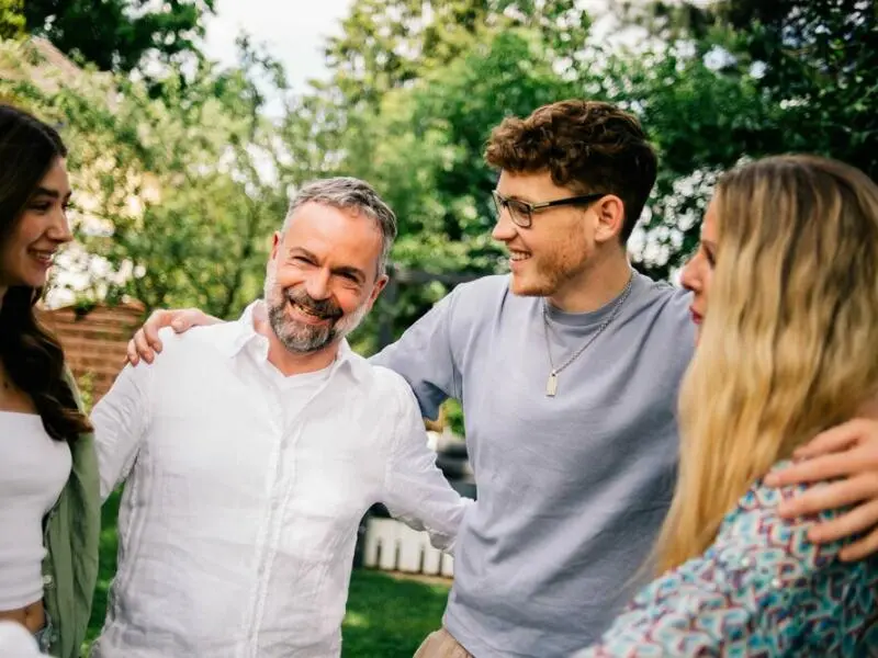 Eine Familie hält sich lachend in der Armen