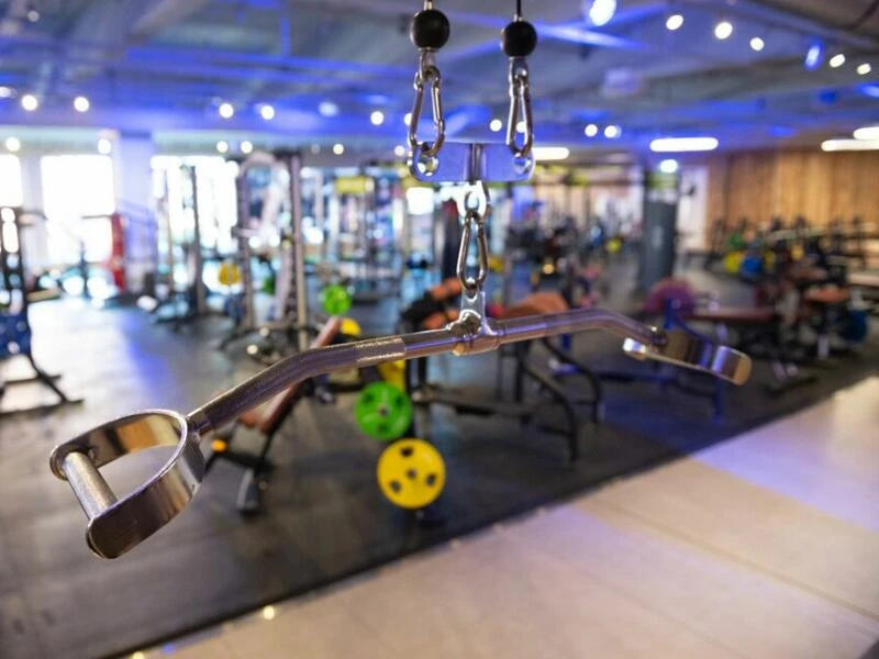 Unbenutzte Trainingsgeräte im Fitnessstudio