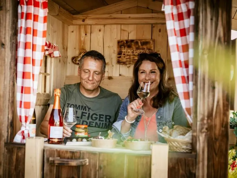 Ein Paar genießt in einer Hütte Wein