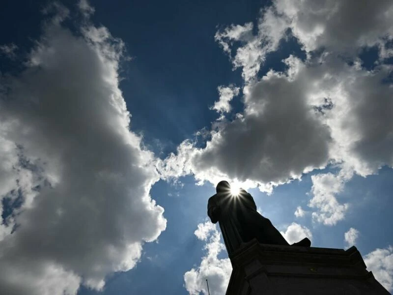 Sonne und Wolken wechseln sich ab.