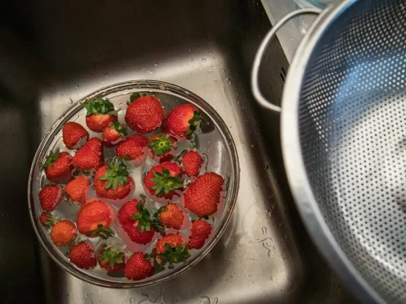 Erdbeeren im Essigbad