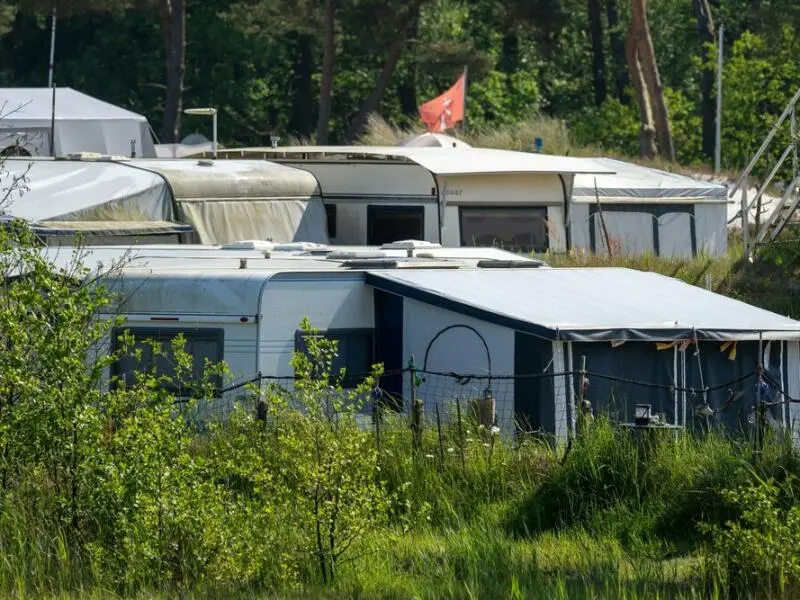 Wohnmobile stehen auf dem Dünen-Campingplatz in Prerow