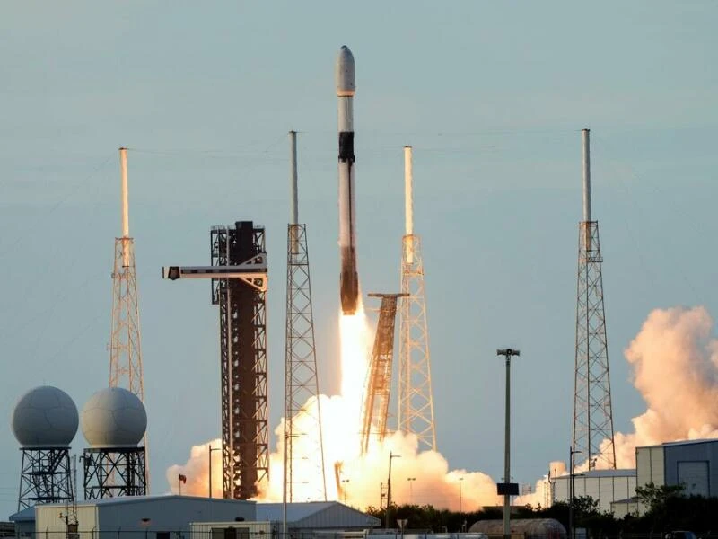 SpaceX Rakete bringt türkischen Satelliten ins All