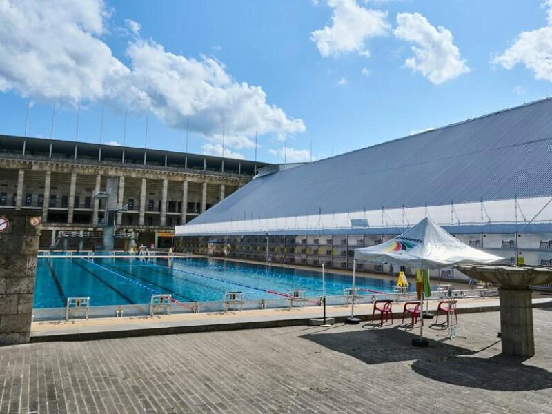 Tribüne im Sommerbad Olympiastadion verhüllt