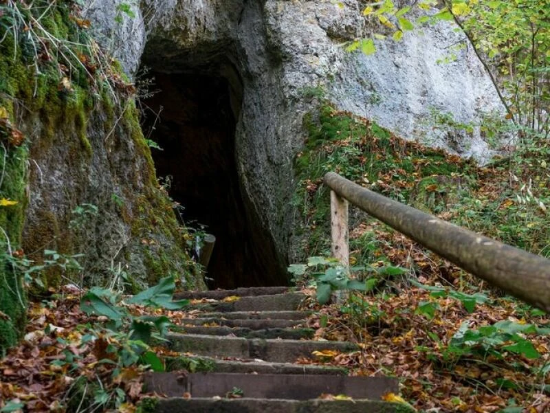 Neubeschilderung der Höhlen in Oberfranken