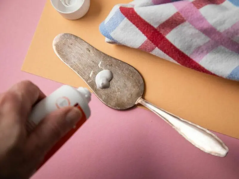 Reinigungshack: Silberbesteck mit Zahnpasta reinigen