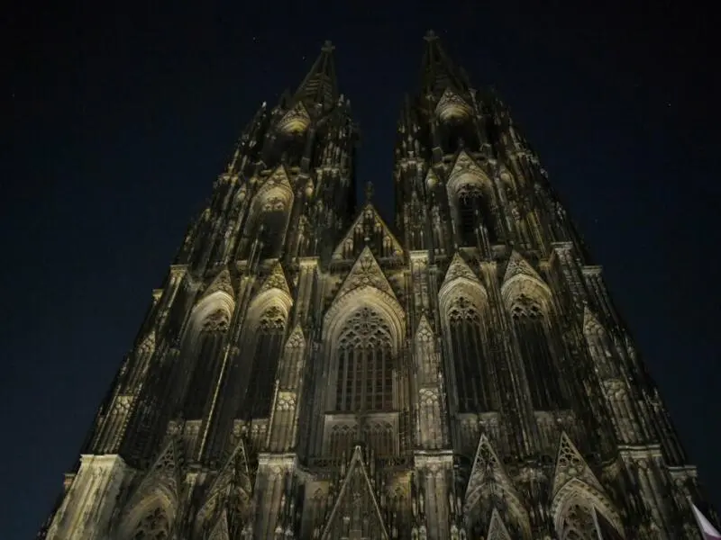 Der Kölner Dom bei Nacht.