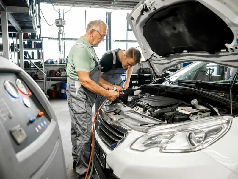 Zwei Männer in einer Autowerkstatt