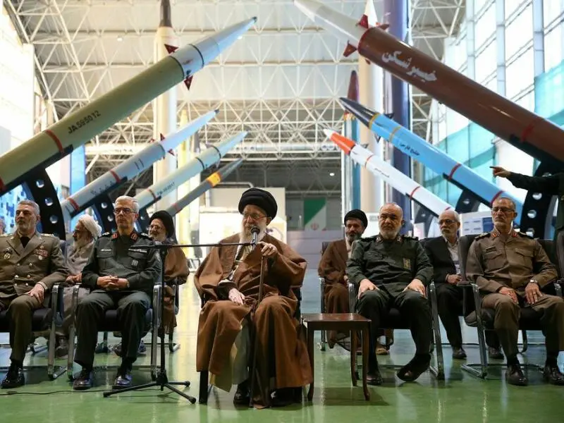 Irans Religionsführer besucht Drohnen- und Raketenausstellung