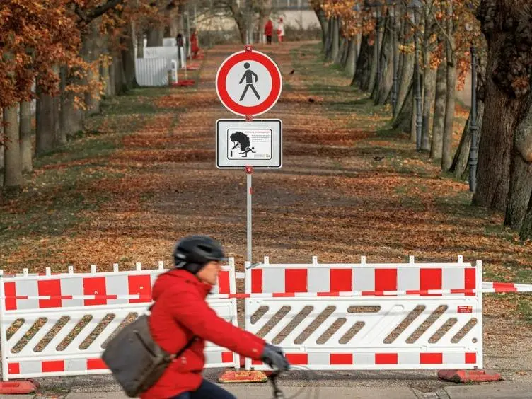 Gesperrter Schlosspark wegen mangelnder Verkehrssicherheit