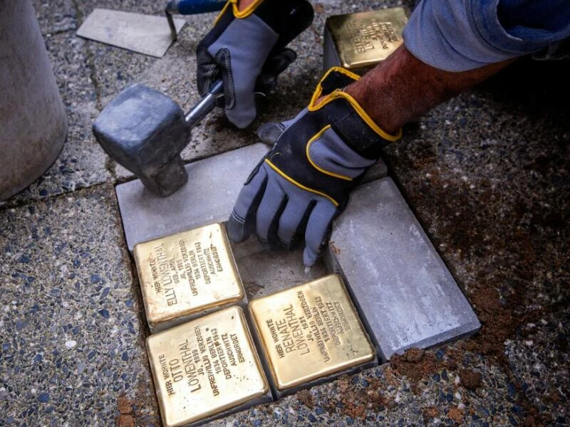 Künstler Demnig verlegt Stolpersteine