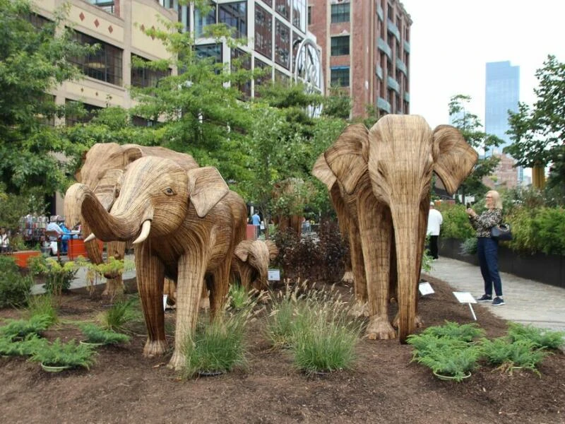 Elefanten-Statuen marschieren für Naturschutz durch New York