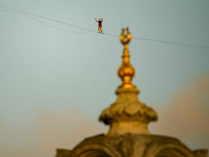 Extremsportler Jaan Roose überquert Bosporus per Slackline