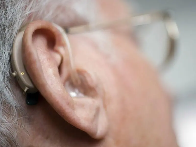 Person mit Hörgerät