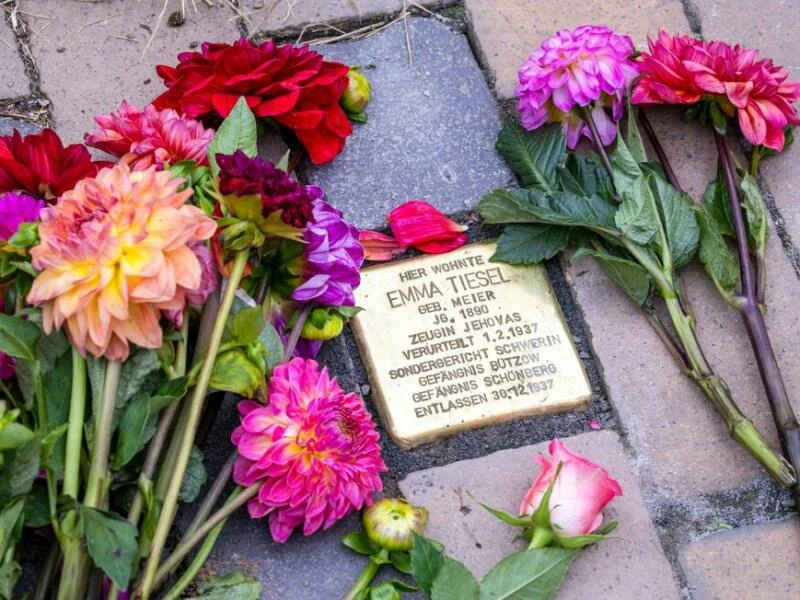 Künstler Demnig verlegt Stolpersteine