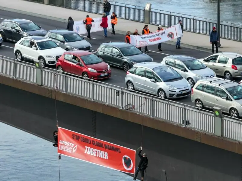 Aktivisten seilen sich von Europabrücke in Kehl ab