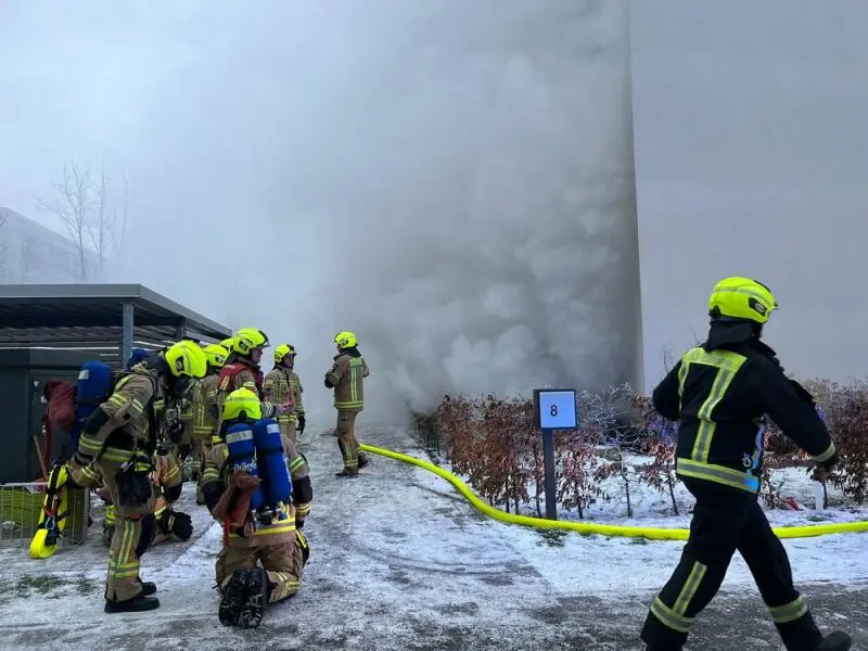 Kellerverschläge in Hellersdorf in Brand