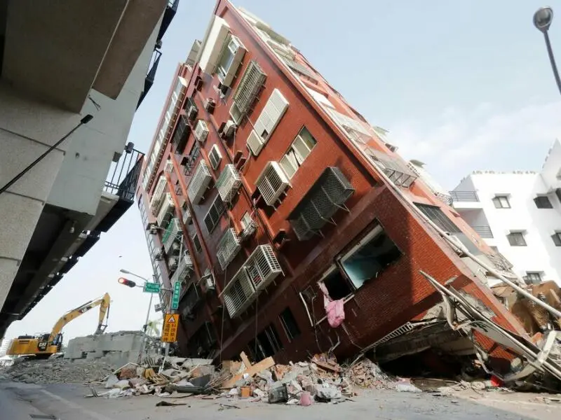 Nach schwerem Erdbeben vor Taiwan