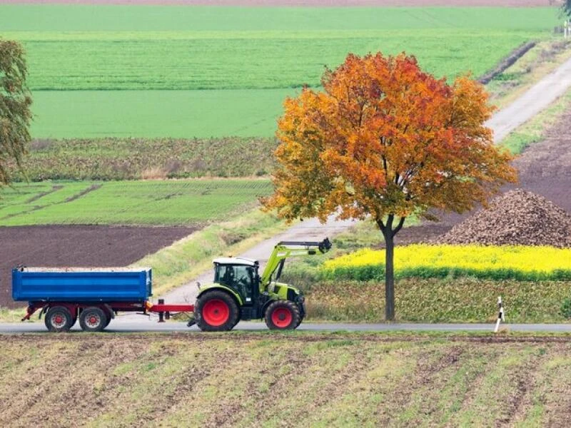 Traktor auf der Landstraße