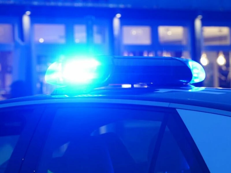 Streifenwagen mit eingeschaltetem Blaulicht