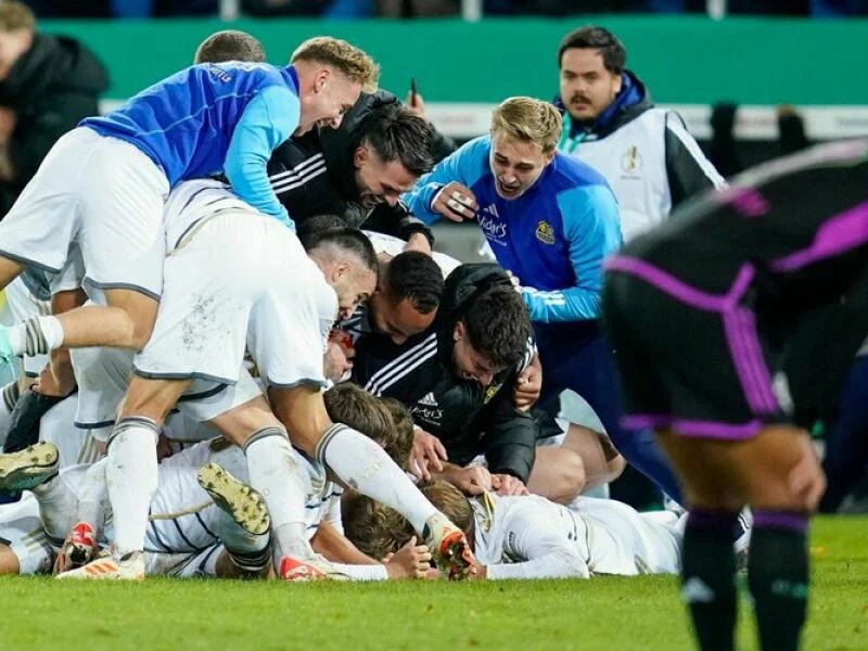 Sensationssieger des 1. FC Saarbrücken feiern