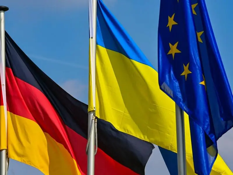 Flaggen von Deutschland, Ukraine und EU