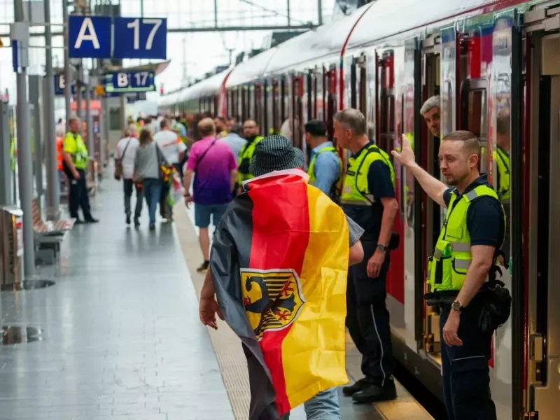 Fußballfans am Bahnhof