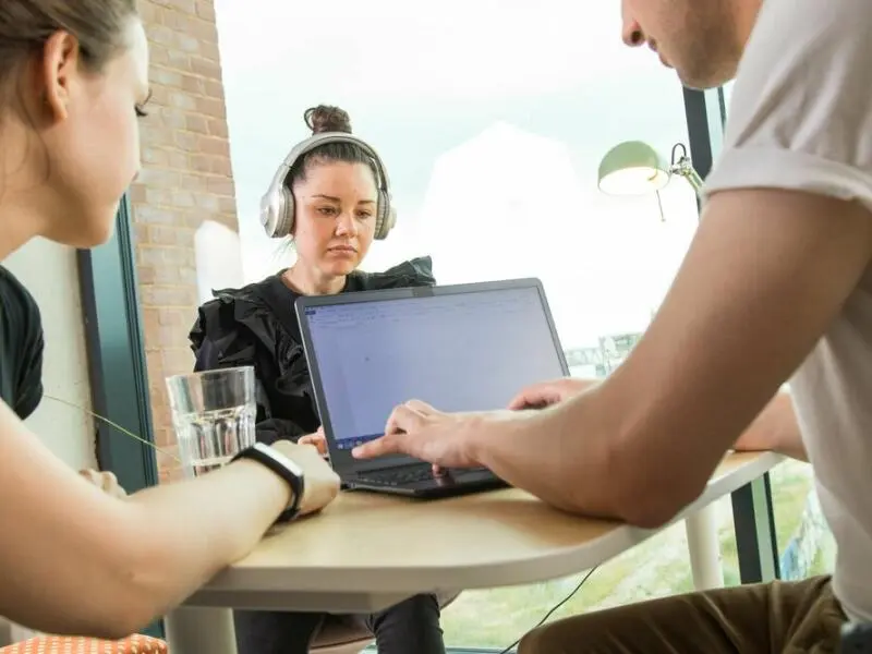 Frau mit Kopfhörern im Büro