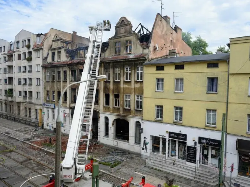 Zwei Feuerwehrleute sterben bei Rettungsarbeiten