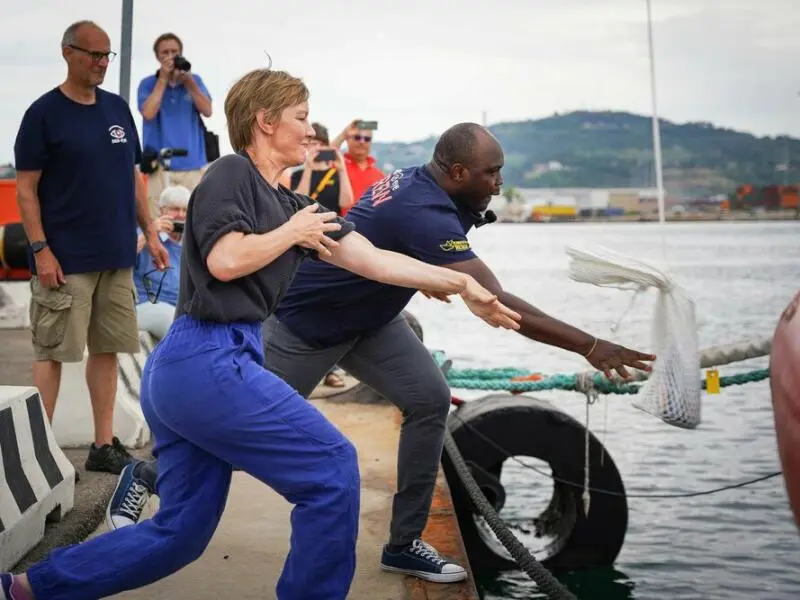 Sandra Hüller tauft Rettungskreuzer «SEA-EYE 5»