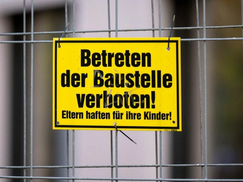 Ein Schild mit der Aufschrift „Eltern haften für ihre Kinder!“