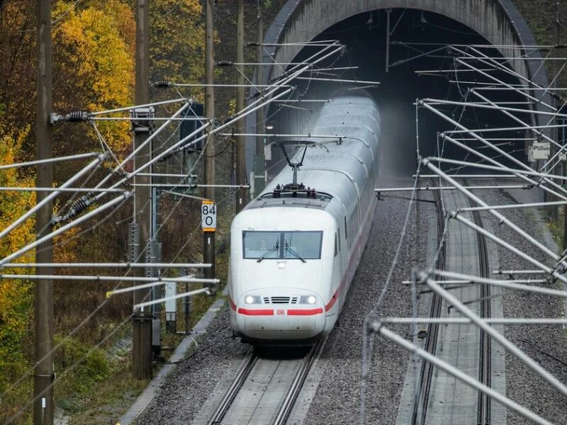 ICE kommt aus einem Tunnel