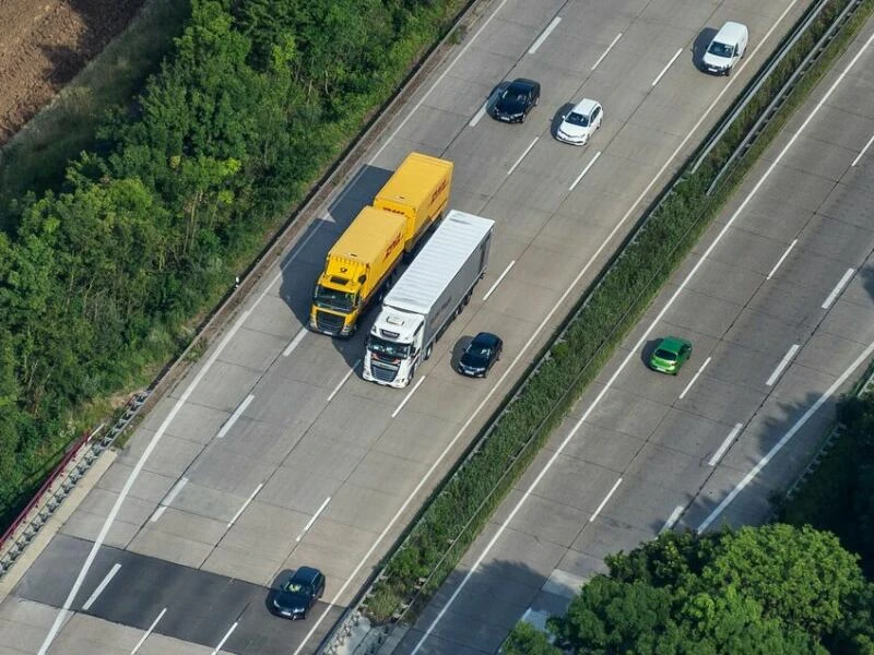 Lastwagen und Autos auf der Autobahn