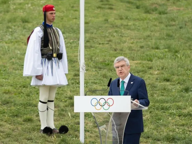 Das olympische Feuer wird in Olympia entzündet