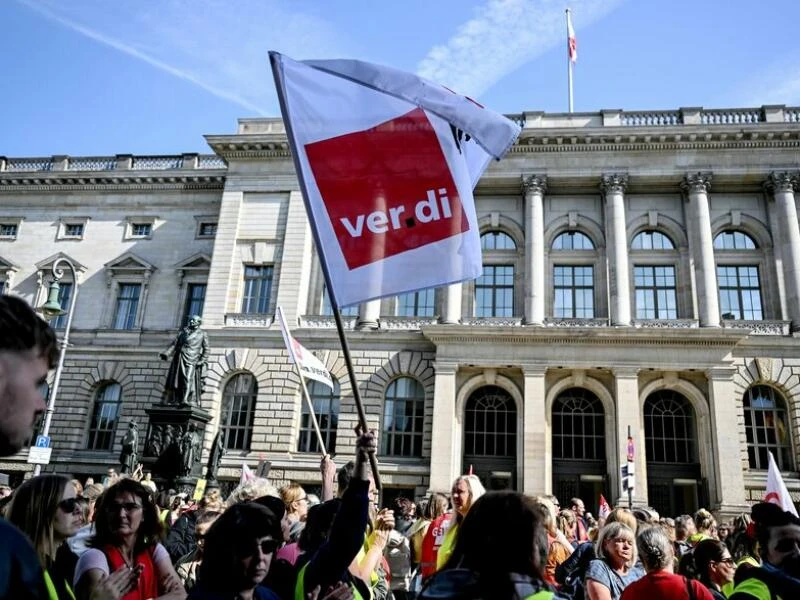 Kundgebung streikender Kita-Erzieherinnen und Erzieher