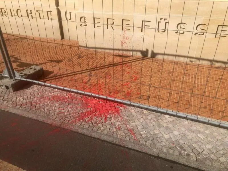 Garnisonkirche kurz nach Eröffnung mit Farbe beschädigt