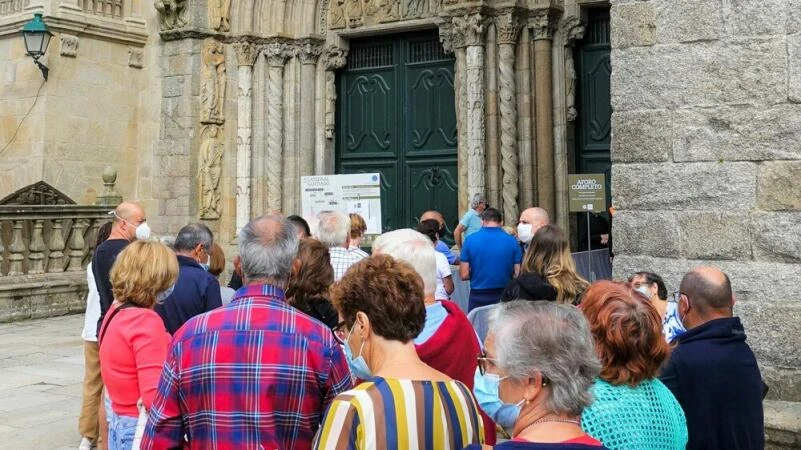 Busfreisende vor der Kathedrale in Santiago de Compostela