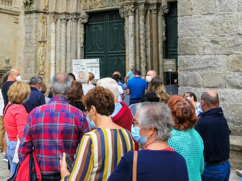 Busfreisende vor der Kathedrale in Santiago de Compostela