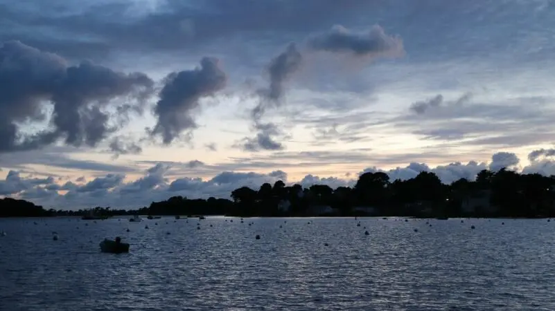 Furt zur Insel Berder bei Flut und Abendstimmung in Larmor-Baden