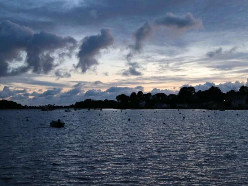 Furt zur Insel Berder bei Flut und Abendstimmung in Larmor-Baden