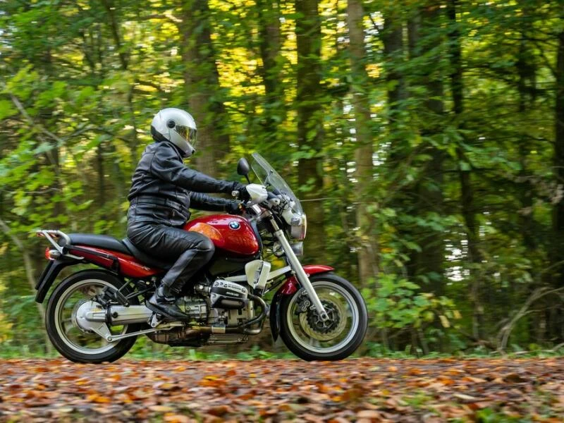 Motorradfahrer auf einer herbstlichen Landstraße