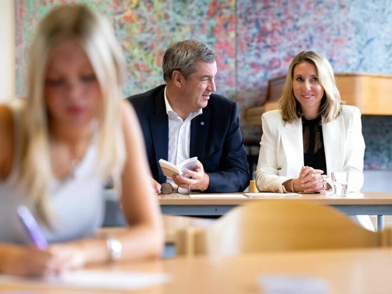 Markus Söder und Anna Stolz in einem Gymnasium