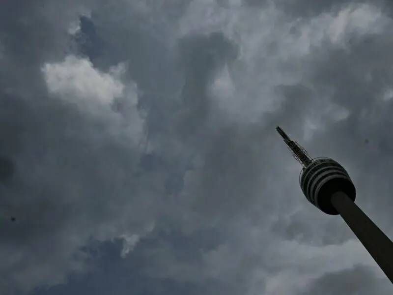 Dunkle Regenwolken über Stuttgarter Fernsehturm