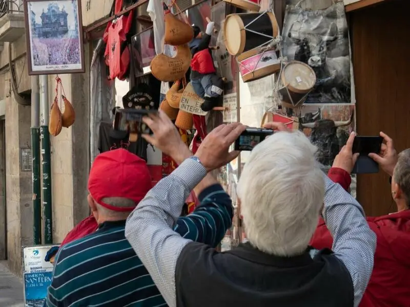 Touristen in der Altstadt von Pamplona