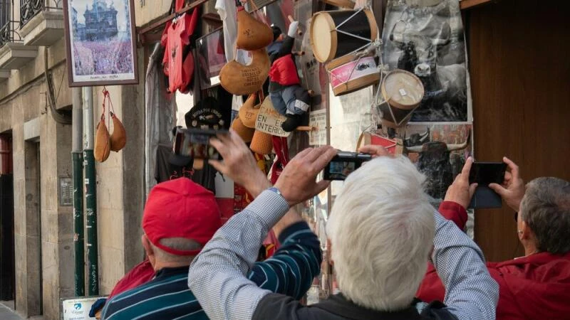 Touristen in der Altstadt von Pamplona