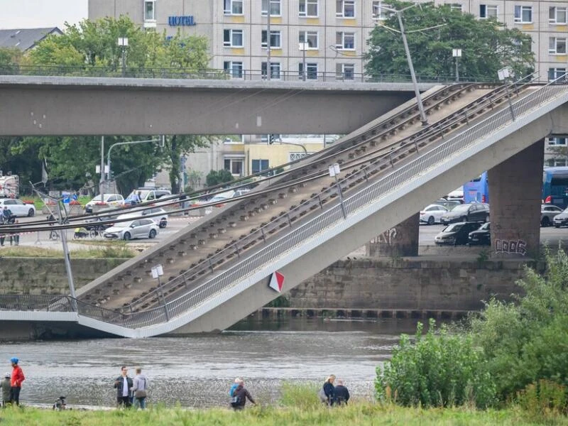 Carolabrücke in Dresden eingestürzt